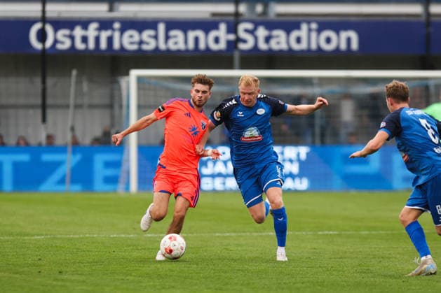 12.09.2026, Fussball, Herren, Regionalliga Nord, 8. Spieltag, BSV Kickers Emden - SSV Jeddeloh II Bogdan Shubin (orange 8 BSV Kickers Emden) im Zweikampf mit Robin Krolikowski (16 SSV Jeddeloh II)