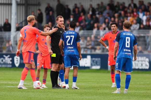 12.09.2026, Fussball, Herren, Regionalliga Nord, 8. Spieltag, BSV Kickers Emden - SSV Jeddeloh II Schiedsrichter Tom-Leon Bender zeigt Ismail H Maidat (27 SSV Jeddeloh II) die gelb rote Karte