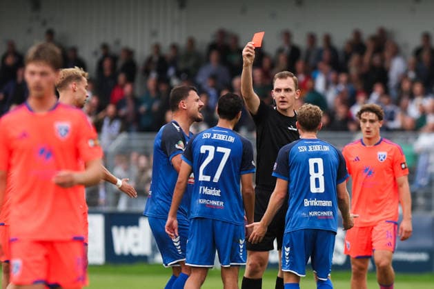 12.09.2026, Fussball, Herren, Regionalliga Nord, 8. Spieltag, BSV Kickers Emden - SSV Jeddeloh II Schiedsrichter Tom-Leon Bender zeigt Ismail H Maidat (27 SSV Jeddeloh II) die gelb rote Karte