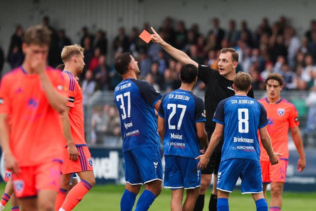 12.09.2026, Fussball, Herren, Regionalliga Nord, 8. Spieltag, BSV Kickers Emden - SSV Jeddeloh II Schiedsrichter Tom-Leon Bender zeigt Ismail H Maidat (27 SSV Jeddeloh II) die gelb rote Karte