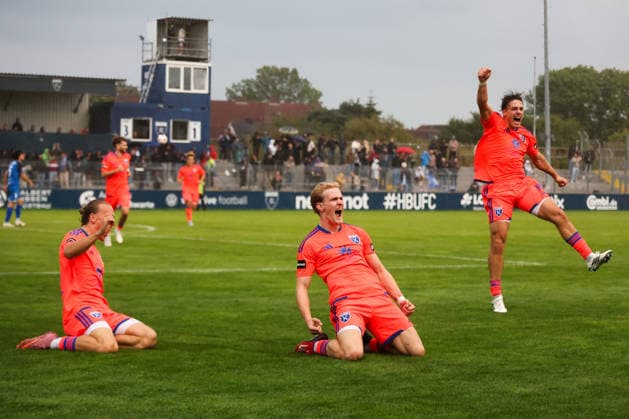 12.09.2026, Fussball, Herren, Regionalliga Nord, 8. Spieltag, BSV Kickers Emden - SSV Jeddeloh II Torjubel zum 4:1 durch Theo Schröder (orange 9 BSV Kickers Emden) mit Matti Tjaden (links orange 11 BSV Kickers Emden) und Ole Kühling (orange 34 BSV Kickers Emden)