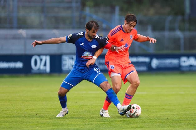 12.09.2026, Fussball, Herren, Regionalliga Nord, 8. Spieltag, BSV Kickers Emden - SSV Jeddeloh II Ole Kühling (orange 34 BSV Kickers Emden) im Zweikampf mit Gazi Siala (47 SSV Jeddeloh II)