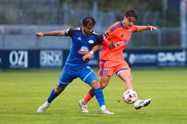 12.09.2026, Fussball, Herren, Regionalliga Nord, 8. Spieltag, BSV Kickers Emden - SSV Jeddeloh II Ole Kühling (orange 34 BSV Kickers Emden) im Zweikampf mit Gazi Siala (47 SSV Jeddeloh II)