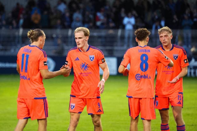 12.09.2026, Fussball, Herren, Regionalliga Nord, 8. Spieltag, BSV Kickers Emden - SSV Jeddeloh II Jubel nach Schlusspfiff bei Matti Tjaden (orange 11 BSV Kickers Emden), Theo Schröder (orange 9 BSV Kickers Emden), Bogdan Shubin (orange 8 BSV Kickers Emden) und Bent Andresen (orange 15 BSV Kickers Emden)