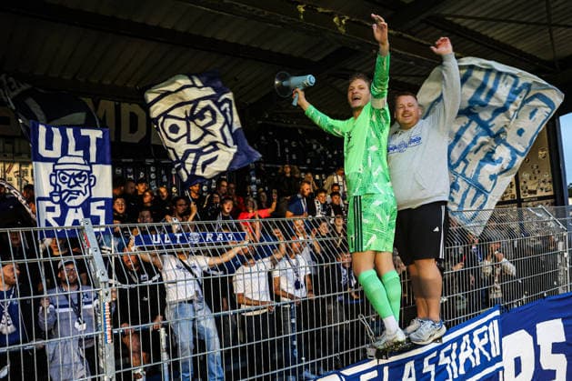 12.09.2026, Fussball, Herren, Regionalliga Nord, 8. Spieltag, BSV Kickers Emden - SSV Jeddeloh II Jubel nach Schlusspfiff bei Torwart Luca Petzold (BSV Kickers Emden) mit den Fans auf dem Zaun