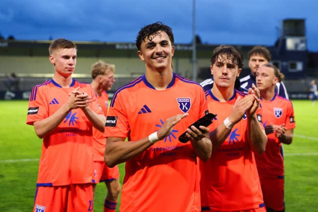 12.09.2026, Fussball, Herren, Regionalliga Nord, 8. Spieltag, BSV Kickers Emden - SSV Jeddeloh II Jubel nach Schlusspfiff bei Jamil Najjar (orange 44 BSV Kickers Emden)