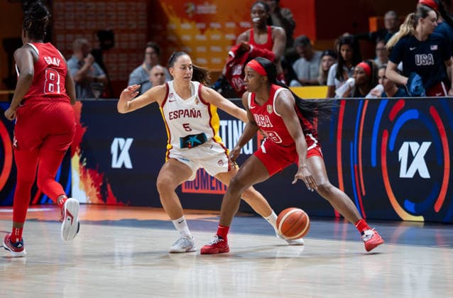 Spain v USA: Semifinal - FIBA Women s Basketball World Cup Germany 2026 Jackie Young and Maite Cazorla play during the FIBA Women s Basketball World Cup 2026 semi-finals match between Spain and the United States in Berlin, Germany, on September 12, 2026. Berlin Germany  Copyright: xMarcinxGolbax originalFilename:golba-spainvus260912_npJqF.jpg