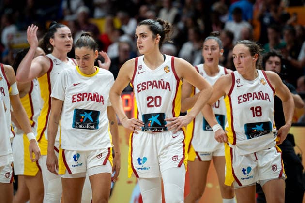 Spain v USA: Semifinal - FIBA Women s Basketball World Cup Germany 2026 Paula Ginzo and her teammates are seen after the FIBA Women s Basketball World Cup 2026 semi-finals match between Spain and the United States in Berlin, Germany, on September 12, 2026. Berlin Germany  Copyright: xMarcinxGolbax originalFilename:golba-spainvus260912_nppqK.jpg