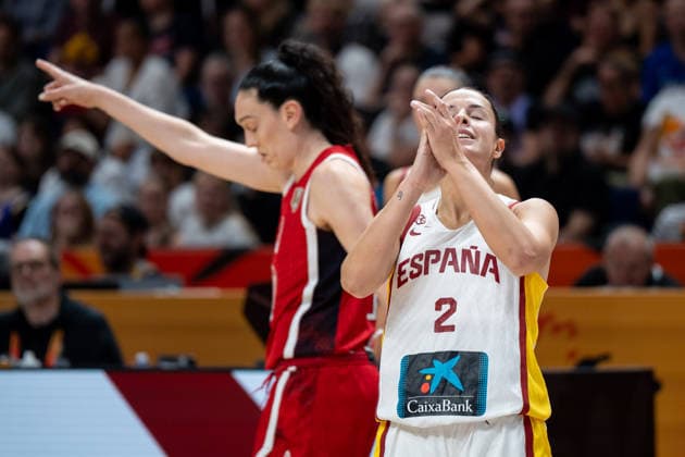 Spain v USA: Semifinal - FIBA Women s Basketball World Cup Germany 2026 Elena Buenavida plays during the FIBA Women s Basketball World Cup 2026 semi-finals match between Spain and the United States in Berlin, Germany, on September 12, 2026. Berlin Germany  Copyright: xMarcinxGolbax originalFilename:golba-spainvus260912_npyYj.jpg
