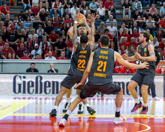 Viktor Kovacevic (GIESSEN 46ers, 25), Nighael Ceaser (NINERS Chemnitz, 22), Mateo Seric (NINERS Chemnitz, 21), Benjamin Burnham (NINERS Chemnitz, 25), Giessen 46ers vs. Niners Chemnitz, Basketball, Netto BBL Pokal, DBB Pokal, 1. Spieltag, Spielzeit 2026 2027, 12.09.2026 Giessen 46ers vs. Niners Chemnitz, Basketball, Netto BBL Pokal, DBB Pokal, 1. Spieltag, Spielzeit 2026 2027, 12.09.2026 Ostpreussenviertel Copyright: xEibner-Pressefoto JoergxHeinrichx EP_JHR