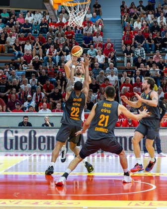Viktor Kovacevic (GIESSEN 46ers, 25), Nighael Ceaser (NINERS Chemnitz, 22), Mateo Seric (NINERS Chemnitz, 21), Benjamin Burnham (NINERS Chemnitz, 25), Giessen 46ers vs. Niners Chemnitz, Basketball, Netto BBL Pokal, DBB Pokal, 1. Spieltag, Spielzeit 2026 2027, 12.09.2026 Giessen 46ers vs. Niners Chemnitz, Basketball, Netto BBL Pokal, DBB Pokal, 1. Spieltag, Spielzeit 2026 2027, 12.09.2026 Ostpreussenviertel Copyright: xEibner-Pressefoto JoergxHeinrichx EP_JHR