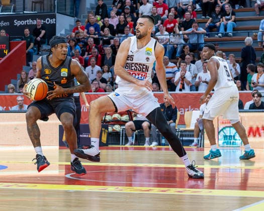 Stefan Smith (NINERS Chemnitz, 02), Viktor Kovacevic (GIESSEN 46ers, 25), Alexander Williams (GIESSEN 46ers, 06), Giessen 46ers vs. Niners Chemnitz, Basketball, Netto BBL Pokal, DBB Pokal, 1. Spieltag, Spielzeit 2026 2027, 12.09.2026 Giessen 46ers vs. Niners Chemnitz, Basketball, Netto BBL Pokal, DBB Pokal, 1. Spieltag, Spielzeit 2026 2027, 12.09.2026 Ostpreussenviertel Copyright: xEibner-Pressefoto JoergxHeinrichx EP_JHR