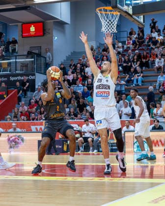 Stefan Smith (NINERS Chemnitz, 02), Viktor Kovacevic (GIESSEN 46ers, 25), Alexander Williams (GIESSEN 46ers, 06), Giessen 46ers vs. Niners Chemnitz, Basketball, Netto BBL Pokal, DBB Pokal, 1. Spieltag, Spielzeit 2026 2027, 12.09.2026 Giessen 46ers vs. Niners Chemnitz, Basketball, Netto BBL Pokal, DBB Pokal, 1. Spieltag, Spielzeit 2026 2027, 12.09.2026 Ostpreussenviertel Copyright: xEibner-Pressefoto JoergxHeinrichx EP_JHR