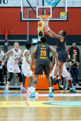 Robin Benzing (GIESSEN 46ers, 12), Zachery Cooks (GIESSEN 46ers, 03), Urald King (NINERS Chemnitz, 20),Nighael Ceaser (NINERS Chemnitz, 22), Giessen 46ers vs. Niners Chemnitz, Basketball, Netto BBL Pokal, DBB Pokal, 1. Spieltag, Spielzeit 2026 2027, 12.09.2026 Giessen 46ers vs. Niners Chemnitz, Basketball, Netto BBL Pokal, DBB Pokal, 1. Spieltag, Spielzeit 2026 2027, 12.09.2026 Ostpreussenviertel Copyright: xEibner-Pressefoto JoergxHeinrichx EP_JHR