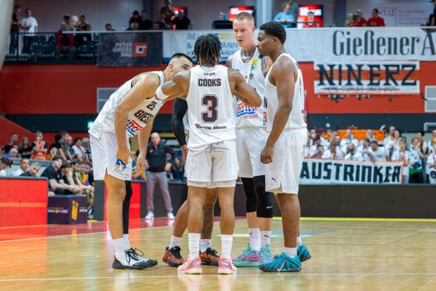 Viktor Kovacevic (GIESSEN 46ers, 25), Zachery Cooks (GIESSEN 46ers, 03), Robin Benzing (GIESSEN 46ers, 12), Christopher Carter (GIESSEN 46ers, 05) Giessen 46ers vs. Niners Chemnitz, Basketball, Netto BBL Pokal, DBB Pokal, 1. Spieltag, Spielzeit 2026 2027, 12.09.2026 Giessen 46ers vs. Niners Chemnitz, Basketball, Netto BBL Pokal, DBB Pokal, 1. Spieltag, Spielzeit 2026 2027, 12.09.2026 Ostpreussenviertel Copyright: xEibner-Pressefoto JoergxHeinrichx EP_JHR