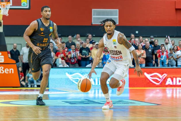 Nighael Ceaser (NINERS Chemnitz, 22), Zachery Cooks (GIESSEN 46ers, 03), Giessen 46ers vs. Niners Chemnitz, Basketball, Netto BBL Pokal, DBB Pokal, 1. Spieltag, Spielzeit 2026 2027, 12.09.2026 Giessen 46ers vs. Niners Chemnitz, Basketball, Netto BBL Pokal, DBB Pokal, 1. Spieltag, Spielzeit 2026 2027, 12.09.2026 Ostpreussenviertel Copyright: xEibner-Pressefoto JoergxHeinrichx EP_JHR