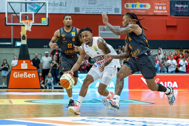 Nighael Ceaser (NINERS Chemnitz, 22), Zachery Cooks (GIESSEN 46ers, 03), Cobe Williams (NINERS Chemnitz, 24), Giessen 46ers vs. Niners Chemnitz, Basketball, Netto BBL Pokal, DBB Pokal, 1. Spieltag, Spielzeit 2026 2027, 12.09.2026 Giessen 46ers vs. Niners Chemnitz, Basketball, Netto BBL Pokal, DBB Pokal, 1. Spieltag, Spielzeit 2026 2027, 12.09.2026 Ostpreussenviertel Copyright: xEibner-Pressefoto JoergxHeinrichx EP_JHR