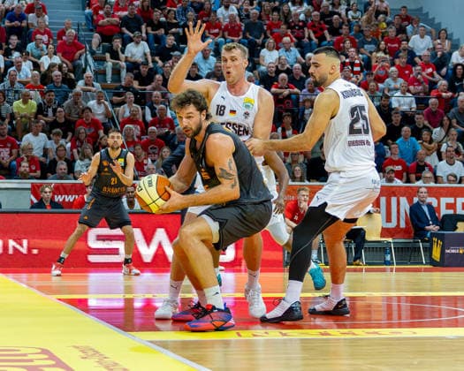 Mateo Seric (NINERS Chemnitz, 21), Benjamin Burnham (NINERS Chemnitz, 25), Till Gloger (GIESSEN 46ers, 18), Viktor Kovacevic (GIESSEN 46ers, 25), Giessen 46ers vs. Niners Chemnitz, Basketball, Netto BBL Pokal, DBB Pokal, 1. Spieltag, Spielzeit 2026 2027, 12.09.2026 Giessen 46ers vs. Niners Chemnitz, Basketball, Netto BBL Pokal, DBB Pokal, 1. Spieltag, Spielzeit 2026 2027, 12.09.2026 Ostpreussenviertel Copyright: xEibner-Pressefoto JoergxHeinrichx EP_JHR