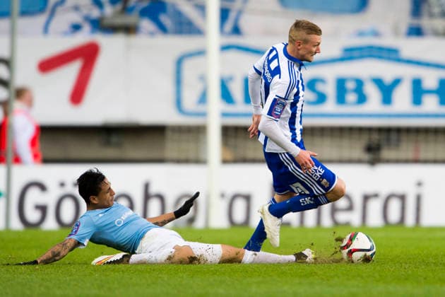Malmö FFs Victor Yoshimar Yotun Flores försöker sno bollen fran IFK Göteborgs Sebastian Eriksson under fotbollsmatchen i Allsvenskan mellan IFK Göteborg och Malmö FF den 12 april 2015 i Göteborg. Göteborg Sverige Copyright: xDanielxStillerx