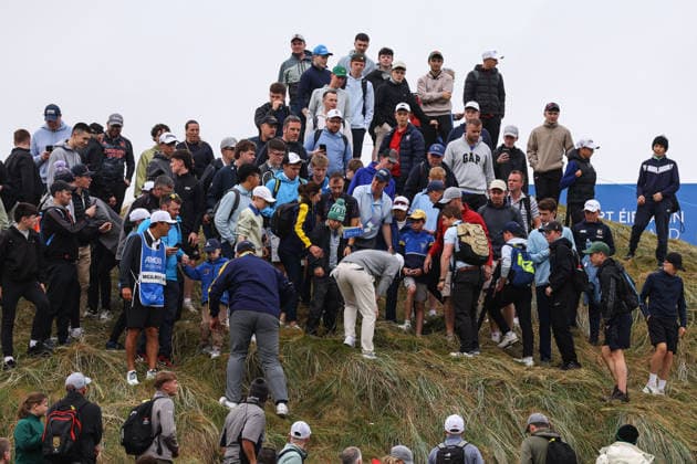 2026 Amgen Irish Open - Fourth Round, Trump International Golf Links, Doonbeg 13 9 2026 Rory McIlroy and fans look for his ball in the rough on the third Rory McIlroy and fans look for his ball in the rough on the third 13 9 2026  Copyright: xx BB2_9196