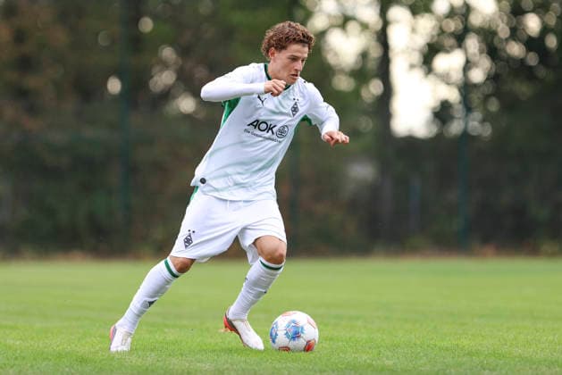 Simon Neugebauer (Borussia Moenchengladbach) in Aktion, am Ball, Einzelaktion waehrend des Spiels der A-Junioren Bundesliga zwischen SV Elversberg und Borussia Moenchengladbach, am Jungenwald am 13. September 2026 in Puettlingen, Deutschland. (Foto von Oliver Kaelke DeFodi Images) +++ Simon Neugebauer (Borussia Moenchengladbach) controls the ball during the Bundesliga match between SV Elversberg and Borussia Moenchengladbach at am Jungenwald on September 13, 2026 in Puettlingen, Germany. (Photo by Oliver Kaelke DeFodi Images) DFB DFL REGULATIONS PROHIBIT ANY USE OF PHOTOGRAPHS AS IMAGE SEQUENCES AND OR QUASI-VIDEO. (Photo by Oliver Kaelke DeFodi Images) -