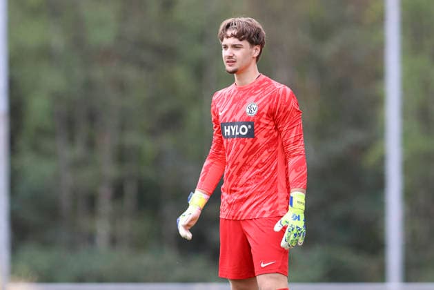 Torwart Florian Brueck (SV Elversberg) schaut waehrend des Spiels der A-Junioren Bundesliga zwischen SV Elversberg und Borussia Moenchengladbach, am Jungenwald am 13. September 2026 in Puettlingen, Deutschland. (Foto von Oliver Kaelke DeFodi Images) +++ Torwart Florian Brueck (SV Elversberg) looks on during the Bundesliga match between SV Elversberg and Borussia Moenchengladbach at am Jungenwald on September 13, 2026 in Puettlingen, Germany. (Photo by Oliver Kaelke DeFodi Images) DFB DFL REGULATIONS PROHIBIT ANY USE OF PHOTOGRAPHS AS IMAGE SEQUENCES AND OR QUASI-VIDEO. (Photo by Oliver Kaelke DeFodi Images) -