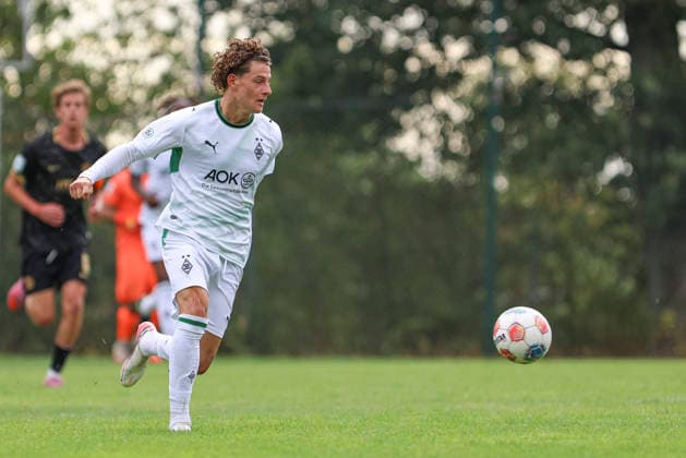 Simon Neugebauer (Borussia Moenchengladbach) in Aktion, am Ball, Einzelaktion waehrend des Spiels der A-Junioren Bundesliga zwischen SV Elversberg und Borussia Moenchengladbach, am Jungenwald am 13. September 2026 in Puettlingen, Deutschland. (Foto von Oliver Kaelke DeFodi Images) +++ Simon Neugebauer (Borussia Moenchengladbach) controls the ball during the Bundesliga match between SV Elversberg and Borussia Moenchengladbach at am Jungenwald on September 13, 2026 in Puettlingen, Germany. (Photo by Oliver Kaelke DeFodi Images) DFB DFL REGULATIONS PROHIBIT ANY USE OF PHOTOGRAPHS AS IMAGE SEQUENCES AND OR QUASI-VIDEO. (Photo by Oliver Kaelke DeFodi Images) -
