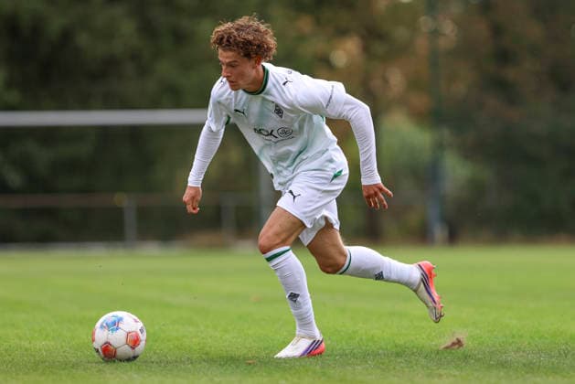 Simon Neugebauer (Borussia Moenchengladbach) in Aktion, am Ball, Einzelaktion waehrend des Spiels der A-Junioren Bundesliga zwischen SV Elversberg und Borussia Moenchengladbach, am Jungenwald am 13. September 2026 in Puettlingen, Deutschland. (Foto von Oliver Kaelke DeFodi Images) +++ Simon Neugebauer (Borussia Moenchengladbach) controls the ball during the Bundesliga match between SV Elversberg and Borussia Moenchengladbach at am Jungenwald on September 13, 2026 in Puettlingen, Germany. (Photo by Oliver Kaelke DeFodi Images) DFB DFL REGULATIONS PROHIBIT ANY USE OF PHOTOGRAPHS AS IMAGE SEQUENCES AND OR QUASI-VIDEO. (Photo by Oliver Kaelke DeFodi Images) -
