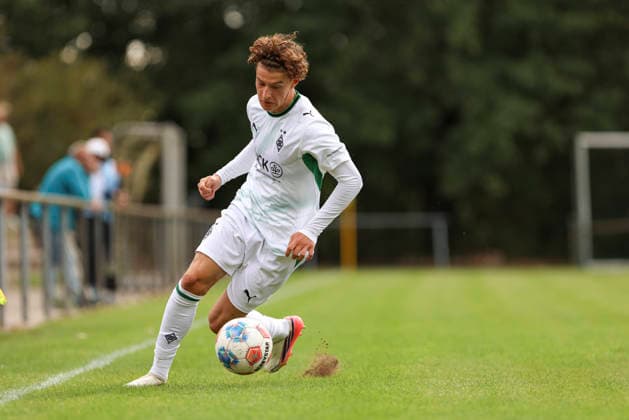 Simon Neugebauer (Borussia Moenchengladbach) in Aktion, am Ball, Einzelaktion waehrend des Spiels der A-Junioren Bundesliga zwischen SV Elversberg und Borussia Moenchengladbach, am Jungenwald am 13. September 2026 in Puettlingen, Deutschland. (Foto von Oliver Kaelke DeFodi Images) +++ Simon Neugebauer (Borussia Moenchengladbach) controls the ball during the Bundesliga match between SV Elversberg and Borussia Moenchengladbach at am Jungenwald on September 13, 2026 in Puettlingen, Germany. (Photo by Oliver Kaelke DeFodi Images) DFB DFL REGULATIONS PROHIBIT ANY USE OF PHOTOGRAPHS AS IMAGE SEQUENCES AND OR QUASI-VIDEO. (Photo by Oliver Kaelke DeFodi Images) -