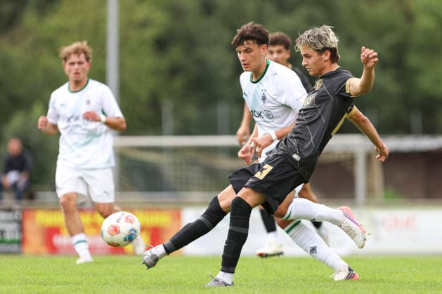 Julius Preisnitz (SV Elversberg) in Aktion, am Ball, Einzelaktion waehrend des Spiels der A-Junioren Bundesliga zwischen SV Elversberg und Borussia Moenchengladbach, am Jungenwald am 13. September 2026 in Puettlingen, Deutschland. (Foto von Oliver Kaelke DeFodi Images) +++ Julius Preisnitz (SV Elversberg) controls the ball during the Bundesliga match between SV Elversberg and Borussia Moenchengladbach at am Jungenwald on September 13, 2026 in Puettlingen, Germany. (Photo by Oliver Kaelke DeFodi Images) DFB DFL REGULATIONS PROHIBIT ANY USE OF PHOTOGRAPHS AS IMAGE SEQUENCES AND OR QUASI-VIDEO. (Photo by Oliver Kaelke DeFodi Images) -