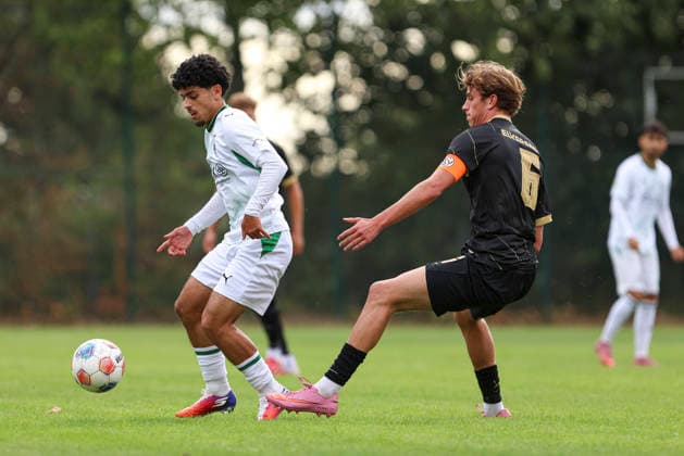 Abdul Al Khalaf (Borussia Moenchengladbach) und Emil Geisselmann (SV Elversberg) im Zweikampf waehrend des Spiels der A-Junioren Bundesliga zwischen SV Elversberg und Borussia Moenchengladbach, am Jungenwald am 13. September 2026 in Puettlingen, Deutschland. (Foto von Oliver Kaelke DeFodi Images) +++ Abdul Al Khalaf (Borussia Moenchengladbach) und Emil Geisselmann (SV Elversberg) battle for the ball during the Bundesliga match between SV Elversberg and Borussia Moenchengladbach at am Jungenwald on September 13, 2026 in Puettlingen, Germany. (Photo by Oliver Kaelke DeFodi Images) DFB DFL REGULATIONS PROHIBIT ANY USE OF PHOTOGRAPHS AS IMAGE SEQUENCES AND OR QUASI-VIDEO. (Photo by Oliver Kaelke DeFodi Images) -