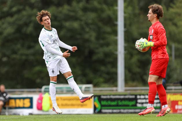 Simon Neugebauer (Borussia Moenchengladbach) gestikuliert, Gestik waehrend des Spiels der A-Junioren Bundesliga zwischen SV Elversberg und Borussia Moenchengladbach, am Jungenwald am 13. September 2026 in Puettlingen, Deutschland. (Foto von Oliver Kaelke DeFodi Images) +++ Simon Neugebauer (Borussia Moenchengladbach) gestures during the Bundesliga match between SV Elversberg and Borussia Moenchengladbach at am Jungenwald on September 13, 2026 in Puettlingen, Germany. (Photo by Oliver Kaelke DeFodi Images) DFB DFL REGULATIONS PROHIBIT ANY USE OF PHOTOGRAPHS AS IMAGE SEQUENCES AND OR QUASI-VIDEO. (Photo by Oliver Kaelke DeFodi Images) -