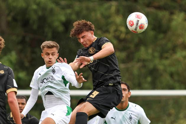 Dismant Rushiti (Borussia Moenchengladbach) und Orlind Tushi (SV Elversberg) im Zweikampf waehrend des Spiels der A-Junioren Bundesliga zwischen SV Elversberg und Borussia Moenchengladbach, am Jungenwald am 13. September 2026 in Puettlingen, Deutschland. (Foto von Oliver Kaelke DeFodi Images) +++ Dismant Rushiti (Borussia Moenchengladbach) und Orlind Tushi (SV Elversberg) battle for the ball during the Bundesliga match between SV Elversberg and Borussia Moenchengladbach at am Jungenwald on September 13, 2026 in Puettlingen, Germany. (Photo by Oliver Kaelke DeFodi Images) DFB DFL REGULATIONS PROHIBIT ANY USE OF PHOTOGRAPHS AS IMAGE SEQUENCES AND OR QUASI-VIDEO. (Photo by Oliver Kaelke DeFodi Images) -