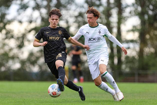 Robin Heydt (SV Elversberg) und Simon Neugebauer (Borussia Moenchengladbach) im Zweikampf waehrend des Spiels der A-Junioren Bundesliga zwischen SV Elversberg und Borussia Moenchengladbach, am Jungenwald am 13. September 2026 in Puettlingen, Deutschland. (Foto von Oliver Kaelke DeFodi Images) +++ Robin Heydt (SV Elversberg) und Simon Neugebauer (Borussia Moenchengladbach) battle for the ball during the Bundesliga match between SV Elversberg and Borussia Moenchengladbach at am Jungenwald on September 13, 2026 in Puettlingen, Germany. (Photo by Oliver Kaelke DeFodi Images) DFB DFL REGULATIONS PROHIBIT ANY USE OF PHOTOGRAPHS AS IMAGE SEQUENCES AND OR QUASI-VIDEO. (Photo by Oliver Kaelke DeFodi Images) -