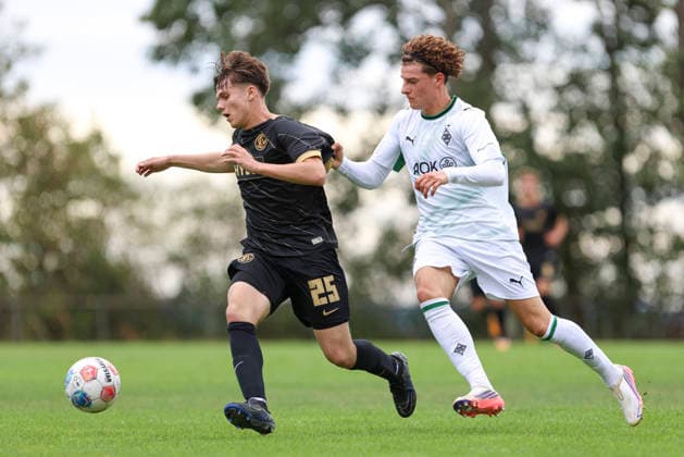 Robin Heydt (SV Elversberg) und Simon Neugebauer (Borussia Moenchengladbach) im Zweikampf waehrend des Spiels der A-Junioren Bundesliga zwischen SV Elversberg und Borussia Moenchengladbach, am Jungenwald am 13. September 2026 in Puettlingen, Deutschland. (Foto von Oliver Kaelke DeFodi Images) +++ Robin Heydt (SV Elversberg) und Simon Neugebauer (Borussia Moenchengladbach) battle for the ball during the Bundesliga match between SV Elversberg and Borussia Moenchengladbach at am Jungenwald on September 13, 2026 in Puettlingen, Germany. (Photo by Oliver Kaelke DeFodi Images) DFB DFL REGULATIONS PROHIBIT ANY USE OF PHOTOGRAPHS AS IMAGE SEQUENCES AND OR QUASI-VIDEO. (Photo by Oliver Kaelke DeFodi Images) -