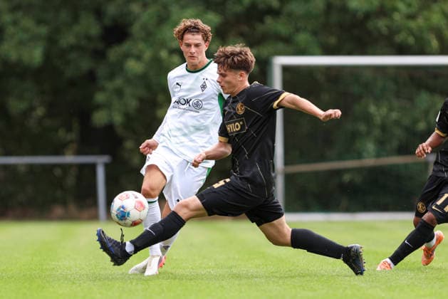 Simon Neugebauer (Borussia Moenchengladbach) und Robin Heydt (SV Elversberg) im Zweikampf waehrend des Spiels der A-Junioren Bundesliga zwischen SV Elversberg und Borussia Moenchengladbach, am Jungenwald am 13. September 2026 in Puettlingen, Deutschland. (Foto von Oliver Kaelke DeFodi Images) +++ Simon Neugebauer (Borussia Moenchengladbach) und Robin Heydt (SV Elversberg) battle for the ball during the under 19 Bundesliga match between SV Elversberg and Borussia Moenchengladbach at am Jungenwald on September 13, 2026 in Puettlingen, Germany. (Photo by Oliver Kaelke DeFodi Images) DFB DFL REGULATIONS PROHIBIT ANY USE OF PHOTOGRAPHS AS IMAGE SEQUENCES AND OR QUASI-VIDEO. (Photo by Oliver Kaelke DeFodi Images) -