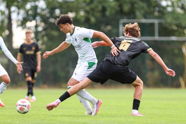 Filip Zahalka (Borussia Moenchengladbach) und Emil Geisselmann (SV Elversberg) im Zweikampf waehrend des Spiels der A-Junioren Bundesliga zwischen SV Elversberg und Borussia Moenchengladbach, am Jungenwald am 13. September 2026 in Puettlingen, Deutschland. (Foto von Oliver Kaelke DeFodi Images) +++ Filip Zahalka (Borussia Moenchengladbach) und Emil Geisselmann (SV Elversberg) battle for the ball during the under 19 Bundesliga match between SV Elversberg and Borussia Moenchengladbach at am Jungenwald on September 13, 2026 in Puettlingen, Germany. (Photo by Oliver Kaelke DeFodi Images) DFB DFL REGULATIONS PROHIBIT ANY USE OF PHOTOGRAPHS AS IMAGE SEQUENCES AND OR QUASI-VIDEO. (Photo by Oliver Kaelke DeFodi Images) -
