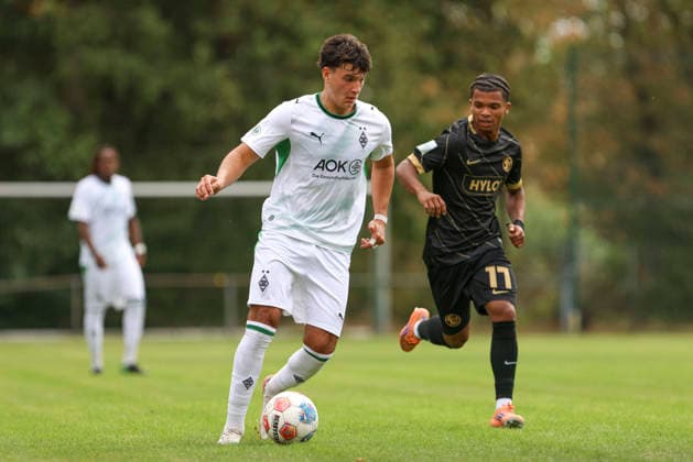 Filip Zahalka (Borussia Moenchengladbach) in Aktion, am Ball, Einzelaktion waehrend des Spiels der A-Junioren Bundesliga zwischen SV Elversberg und Borussia Moenchengladbach, am Jungenwald am 13. September 2026 in Puettlingen, Deutschland. (Foto von Oliver Kaelke DeFodi Images) +++ Filip Zahalka (Borussia Moenchengladbach) controls the ball during the under 19 Bundesliga match between SV Elversberg and Borussia Moenchengladbach at am Jungenwald on September 13, 2026 in Puettlingen, Germany. (Photo by Oliver Kaelke DeFodi Images) DFB DFL REGULATIONS PROHIBIT ANY USE OF PHOTOGRAPHS AS IMAGE SEQUENCES AND OR QUASI-VIDEO. (Photo by Oliver Kaelke DeFodi Images) -