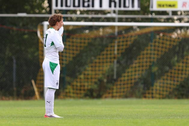 Simon Neugebauer (Borussia Moenchengladbach) ist enttaeuscht waehrend des Spiels der A-Junioren Bundesliga zwischen SV Elversberg und Borussia Moenchengladbach, am Jungenwald am 13. September 2026 in Puettlingen, Deutschland. (Foto von Oliver Kaelke DeFodi Images) +++ Simon Neugebauer (Borussia Moenchengladbach) looks dejected during the under 19 Bundesliga match between SV Elversberg and Borussia Moenchengladbach at am Jungenwald on September 13, 2026 in Puettlingen, Germany. (Photo by Oliver Kaelke DeFodi Images) DFB DFL REGULATIONS PROHIBIT ANY USE OF PHOTOGRAPHS AS IMAGE SEQUENCES AND OR QUASI-VIDEO. (Photo by Oliver Kaelke DeFodi Images) -