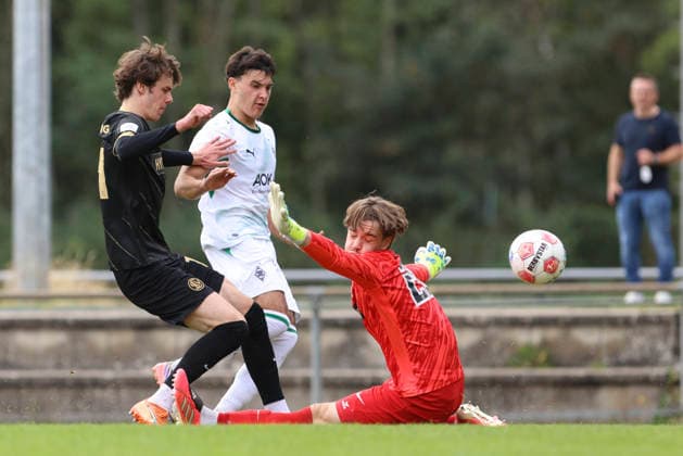 Mathis Wack (SV Elversberg), Filip Zahalka (Borussia Moenchengladbach) und Torwart Florian Brueck (SV Elversberg) im Zweikampf waehrend des Spiels der A-Junioren Bundesliga zwischen SV Elversberg und Borussia Moenchengladbach, am Jungenwald am 13. September 2026 in Puettlingen, Deutschland. (Foto von Oliver Kaelke DeFodi Images) +++ Mathis Wack (SV Elversberg), Filip Zahalka (Borussia Moenchengladbach) und Torwart Florian Brueck (SV Elversberg) battle for the ball during the under 19 Bundesliga match between SV Elversberg and Borussia Moenchengladbach at am Jungenwald on September 13, 2026 in Puettlingen, Germany. (Photo by Oliver Kaelke DeFodi Images) DFB DFL REGULATIONS PROHIBIT ANY USE OF PHOTOGRAPHS AS IMAGE SEQUENCES AND OR QUASI-VIDEO. (Photo by Oliver Kaelke DeFodi Images) -