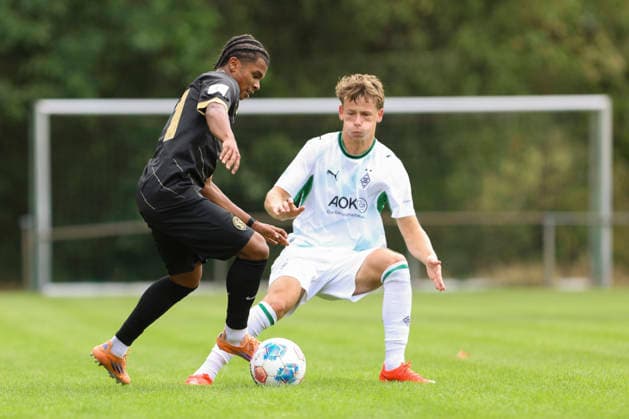 Jamal Mekoma (SV Elversberg) und Jesse Ernst (Borussia Moenchengladbach) im Zweikampf waehrend des Spiels der A-Junioren Bundesliga zwischen SV Elversberg und Borussia Moenchengladbach, am Jungenwald am 13. September 2026 in Puettlingen, Deutschland. (Foto von Oliver Kaelke DeFodi Images) +++ Jamal Mekoma (SV Elversberg) und Jesse Ernst (Borussia Moenchengladbach) battle for the ball during the under 19 Bundesliga match between SV Elversberg and Borussia Moenchengladbach at am Jungenwald on September 13, 2026 in Puettlingen, Germany. (Photo by Oliver Kaelke DeFodi Images) DFB DFL REGULATIONS PROHIBIT ANY USE OF PHOTOGRAPHS AS IMAGE SEQUENCES AND OR QUASI-VIDEO. (Photo by Oliver Kaelke DeFodi Images) -