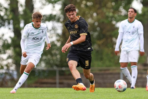 Orlind Tushi (SV Elversberg) in Aktion, am Ball, Einzelaktion waehrend des Spiels der A-Junioren Bundesliga zwischen SV Elversberg und Borussia Moenchengladbach, am Jungenwald am 13. September 2026 in Puettlingen, Deutschland. (Foto von Oliver Kaelke DeFodi Images) +++ Orlind Tushi (SV Elversberg) controls the ball during the under 19 Bundesliga match between SV Elversberg and Borussia Moenchengladbach at am Jungenwald on September 13, 2026 in Puettlingen, Germany. (Photo by Oliver Kaelke DeFodi Images) DFB DFL REGULATIONS PROHIBIT ANY USE OF PHOTOGRAPHS AS IMAGE SEQUENCES AND OR QUASI-VIDEO. (Photo by Oliver Kaelke DeFodi Images) -