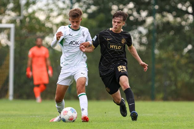 Dismant Rushiti (Borussia Moenchengladbach) und Robin Heydt (SV Elversberg) im Zweikampf waehrend des Spiels der A-Junioren Bundesliga zwischen SV Elversberg und Borussia Moenchengladbach, am Jungenwald am 13. September 2026 in Puettlingen, Deutschland. (Foto von Oliver Kaelke DeFodi Images) +++ Dismant Rushiti (Borussia Moenchengladbach) und Robin Heydt (SV Elversberg) battle for the ball during the under 19 Bundesliga match between SV Elversberg and Borussia Moenchengladbach at am Jungenwald on September 13, 2026 in Puettlingen, Germany. (Photo by Oliver Kaelke DeFodi Images) DFB DFL REGULATIONS PROHIBIT ANY USE OF PHOTOGRAPHS AS IMAGE SEQUENCES AND OR QUASI-VIDEO. (Photo by Oliver Kaelke DeFodi Images) -