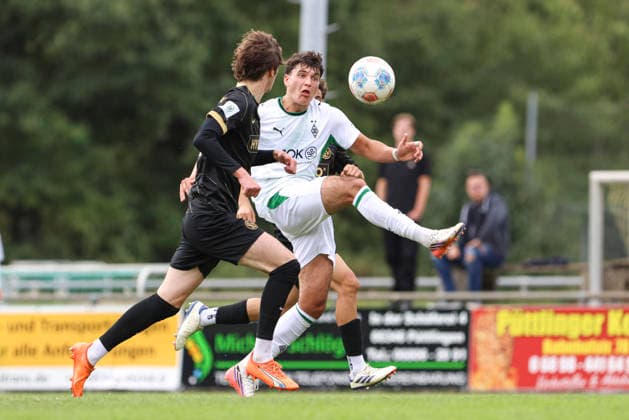 Mathis Wack (SV Elversberg) und Filip Zahalka (Borussia Moenchengladbach) im Zweikampf waehrend des Spiels der A-Junioren Bundesliga zwischen SV Elversberg und Borussia Moenchengladbach, am Jungenwald am 13. September 2026 in Puettlingen, Deutschland. (Foto von Oliver Kaelke DeFodi Images) +++ Mathis Wack (SV Elversberg) und Filip Zahalka (Borussia Moenchengladbach) battle for the ball during the under 19 Bundesliga match between SV Elversberg and Borussia Moenchengladbach at am Jungenwald on September 13, 2026 in Puettlingen, Germany. (Photo by Oliver Kaelke DeFodi Images) DFB DFL REGULATIONS PROHIBIT ANY USE OF PHOTOGRAPHS AS IMAGE SEQUENCES AND OR QUASI-VIDEO. (Photo by Oliver Kaelke DeFodi Images) -
