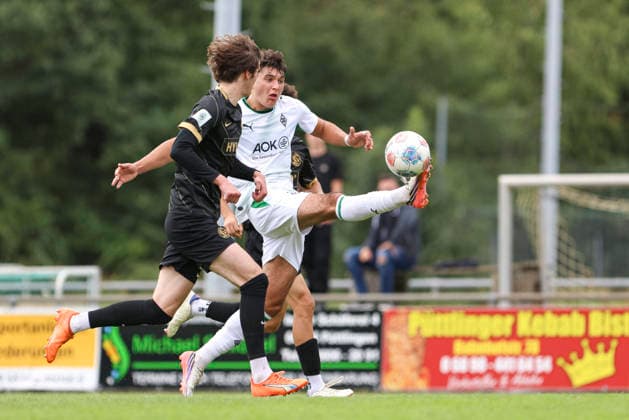 Mathis Wack (SV Elversberg) und Filip Zahalka (Borussia Moenchengladbach) im Zweikampf waehrend des Spiels der A-Junioren Bundesliga zwischen SV Elversberg und Borussia Moenchengladbach, am Jungenwald am 13. September 2026 in Puettlingen, Deutschland. (Foto von Oliver Kaelke DeFodi Images) +++ Mathis Wack (SV Elversberg) und Filip Zahalka (Borussia Moenchengladbach) battle for the ball during the under 19 Bundesliga match between SV Elversberg and Borussia Moenchengladbach at am Jungenwald on September 13, 2026 in Puettlingen, Germany. (Photo by Oliver Kaelke DeFodi Images) DFB DFL REGULATIONS PROHIBIT ANY USE OF PHOTOGRAPHS AS IMAGE SEQUENCES AND OR QUASI-VIDEO. (Photo by Oliver Kaelke DeFodi Images) -
