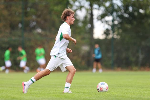 Mika Van Lipzig (Borussia Moenchengladbach) in Aktion, am Ball, Einzelaktion waehrend des Spiels der A-Junioren Bundesliga zwischen SV Elversberg und Borussia Moenchengladbach, am Jungenwald am 13. September 2026 in Puettlingen, Deutschland. (Foto von Oliver Kaelke DeFodi Images) +++ Mika Van Lipzig (Borussia Moenchengladbach) controls the ball during the under 19 Bundesliga match between SV Elversberg and Borussia Moenchengladbach at am Jungenwald on September 13, 2026 in Puettlingen, Germany. (Photo by Oliver Kaelke DeFodi Images) DFB DFL REGULATIONS PROHIBIT ANY USE OF PHOTOGRAPHS AS IMAGE SEQUENCES AND OR QUASI-VIDEO. (Photo by Oliver Kaelke DeFodi Images) -
