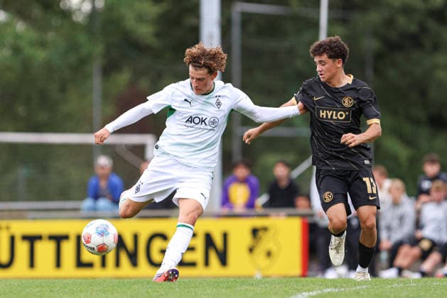 Simon Neugebauer (Borussia Moenchengladbach) und Kaan Demirok (SV Elversberg) im Zweikampf waehrend des Spiels der A-Junioren Bundesliga zwischen SV Elversberg und Borussia Moenchengladbach, am Jungenwald am 13. September 2026 in Puettlingen, Deutschland. (Foto von Oliver Kaelke DeFodi Images) +++ Simon Neugebauer (Borussia Moenchengladbach) und Kaan Demirok (SV Elversberg) battle for the ball during the under 19 Bundesliga match between SV Elversberg and Borussia Moenchengladbach at am Jungenwald on September 13, 2026 in Puettlingen, Germany. (Photo by Oliver Kaelke DeFodi Images) DFB DFL REGULATIONS PROHIBIT ANY USE OF PHOTOGRAPHS AS IMAGE SEQUENCES AND OR QUASI-VIDEO. (Photo by Oliver Kaelke DeFodi Images) -