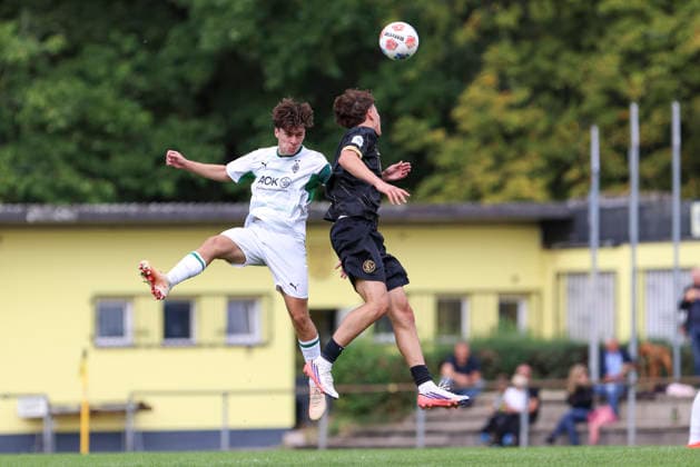 Armin Spahic (Borussia Moenchengladbach) und Orlind Tushi (SV Elversberg) im Zweikampf waehrend des Spiels der A-Junioren Bundesliga zwischen SV Elversberg und Borussia Moenchengladbach, am Jungenwald am 13. September 2026 in Puettlingen, Deutschland. (Foto von Oliver Kaelke DeFodi Images) +++ Armin Spahic (Borussia Moenchengladbach) und Orlind Tushi (SV Elversberg) battle for the ball during the under 19 Bundesliga match between SV Elversberg and Borussia Moenchengladbach at am Jungenwald on September 13, 2026 in Puettlingen, Germany. (Photo by Oliver Kaelke DeFodi Images) DFB DFL REGULATIONS PROHIBIT ANY USE OF PHOTOGRAPHS AS IMAGE SEQUENCES AND OR QUASI-VIDEO. (Photo by Oliver Kaelke DeFodi Images) -