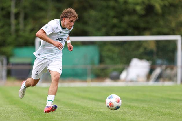 Mika Van Lipzig (Borussia Moenchengladbach) in Aktion, am Ball, Einzelaktion waehrend des Spiels der A-Junioren Bundesliga zwischen SV Elversberg und Borussia Moenchengladbach, am Jungenwald am 13. September 2026 in Puettlingen, Deutschland. (Foto von Oliver Kaelke DeFodi Images) +++ Mika Van Lipzig (Borussia Moenchengladbach) controls the ball during the under 19 Bundesliga match between SV Elversberg and Borussia Moenchengladbach at am Jungenwald on September 13, 2026 in Puettlingen, Germany. (Photo by Oliver Kaelke DeFodi Images) DFB DFL REGULATIONS PROHIBIT ANY USE OF PHOTOGRAPHS AS IMAGE SEQUENCES AND OR QUASI-VIDEO. (Photo by Oliver Kaelke DeFodi Images) -