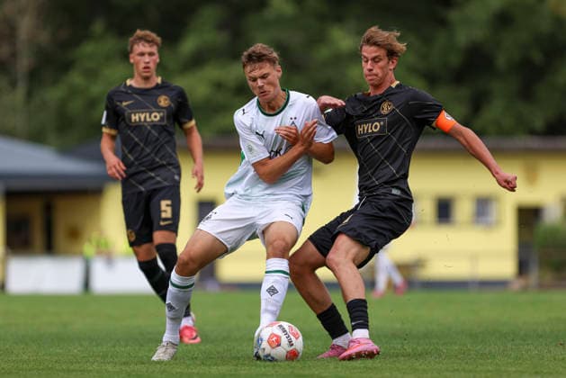 Samin Mujevic (Borussia Moenchengladbach) und Emil Geisselmann (SV Elversberg) im Zweikampf waehrend des Spiels der A-Junioren Bundesliga zwischen SV Elversberg und Borussia Moenchengladbach, am Jungenwald am 13. September 2026 in Puettlingen, Deutschland. (Foto von Oliver Kaelke DeFodi Images) +++ Samin Mujevic (Borussia Moenchengladbach) und Emil Geisselmann (SV Elversberg) battle for the ball during the under 19 Bundesliga match between SV Elversberg and Borussia Moenchengladbach at am Jungenwald on September 13, 2026 in Puettlingen, Germany. (Photo by Oliver Kaelke DeFodi Images) DFB DFL REGULATIONS PROHIBIT ANY USE OF PHOTOGRAPHS AS IMAGE SEQUENCES AND OR QUASI-VIDEO. (Photo by Oliver Kaelke DeFodi Images) -
